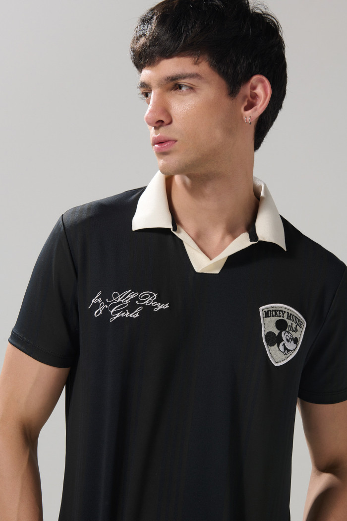 Camiseta negra con diseños de Mickey y cuello polo