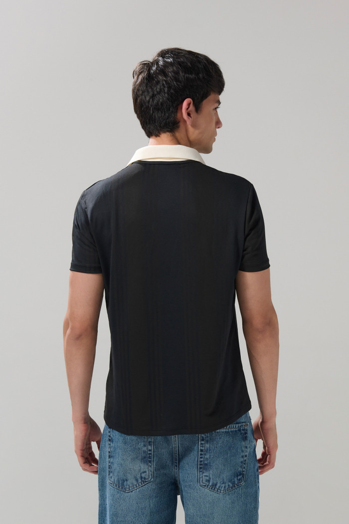 Camiseta negra con diseños de Mickey y cuello polo