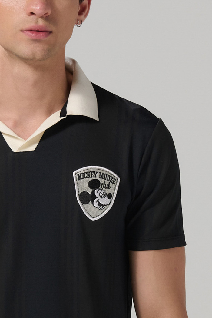 Camiseta negra con diseños de Mickey y cuello polo