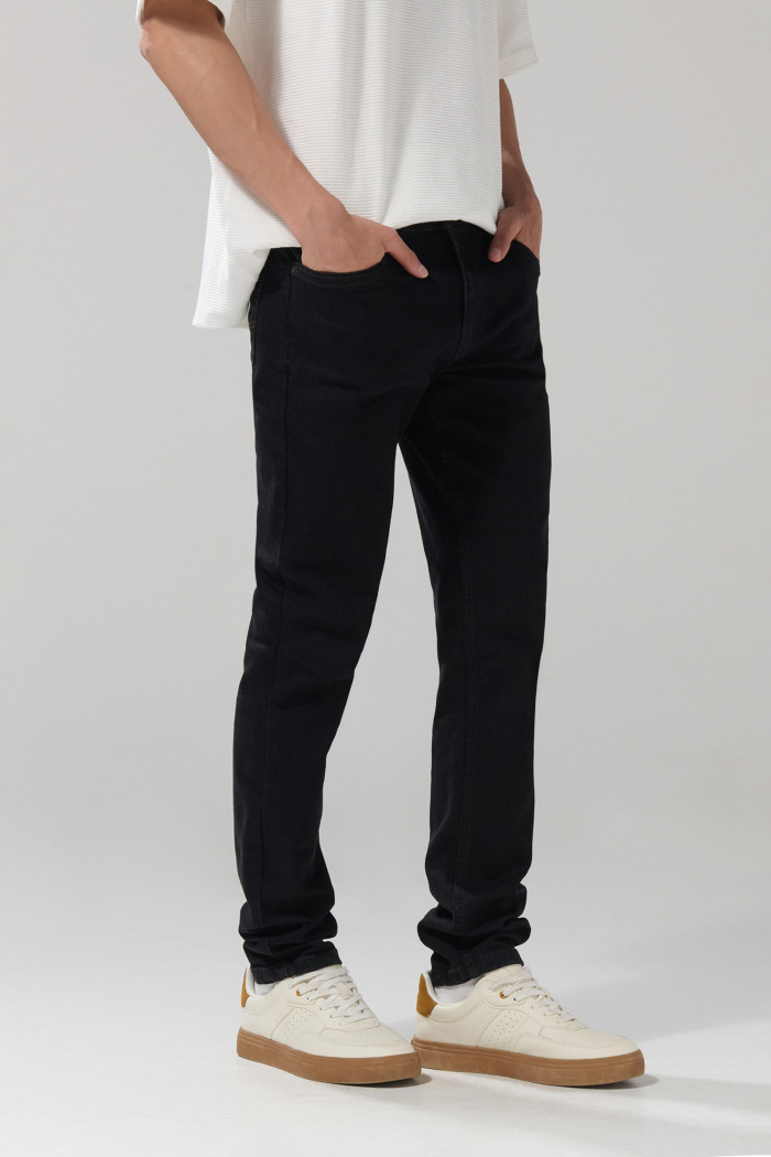 Jean skinny negro con ajuste ceñido, bolsillos y tiro bajo
