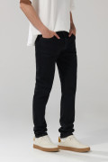 Jean skinny negro con ajuste ceñido, bolsillos y tiro bajo