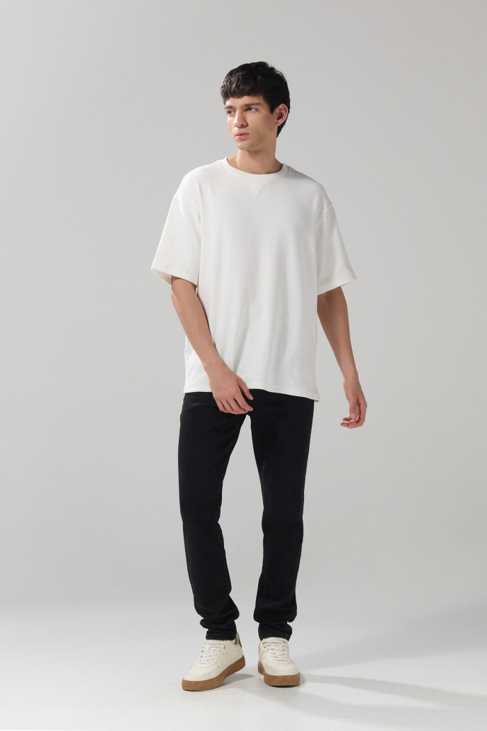 Jean skinny negro con ajuste ceñido, bolsillos y tiro bajo