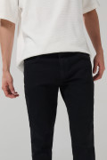 Jean skinny negro con ajuste ceñido, bolsillos y tiro bajo