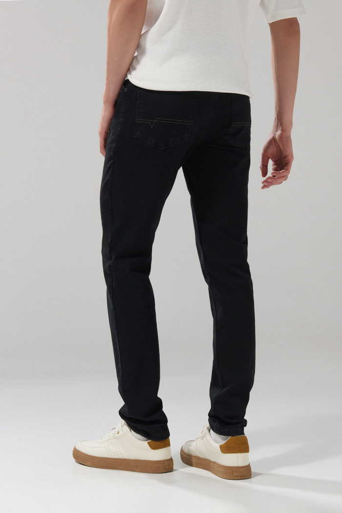 Jean skinny negro con ajuste ceñido, bolsillos y tiro bajo