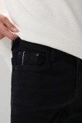 Jean skinny negro con ajuste ceñido, bolsillos y tiro bajo