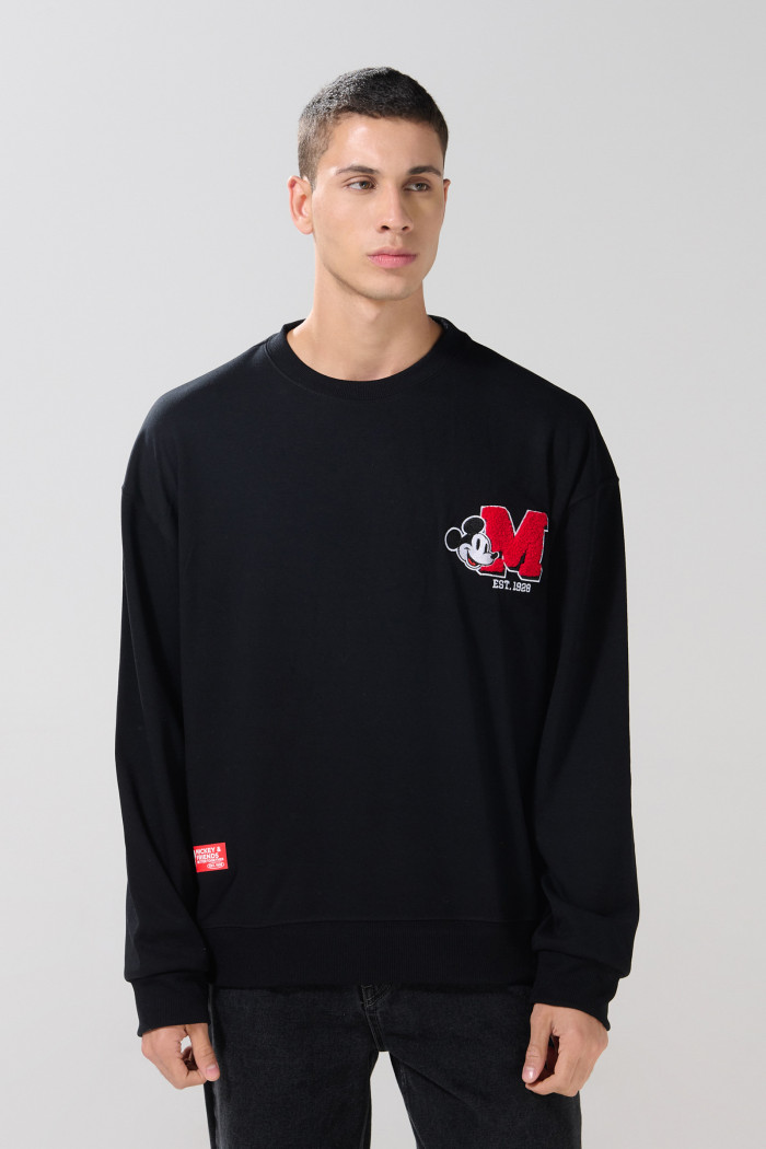 Buzo negro con cuello redondo y diseño de Mickey