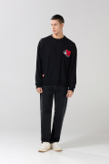 Buzo negro con cuello redondo y diseño de Mickey