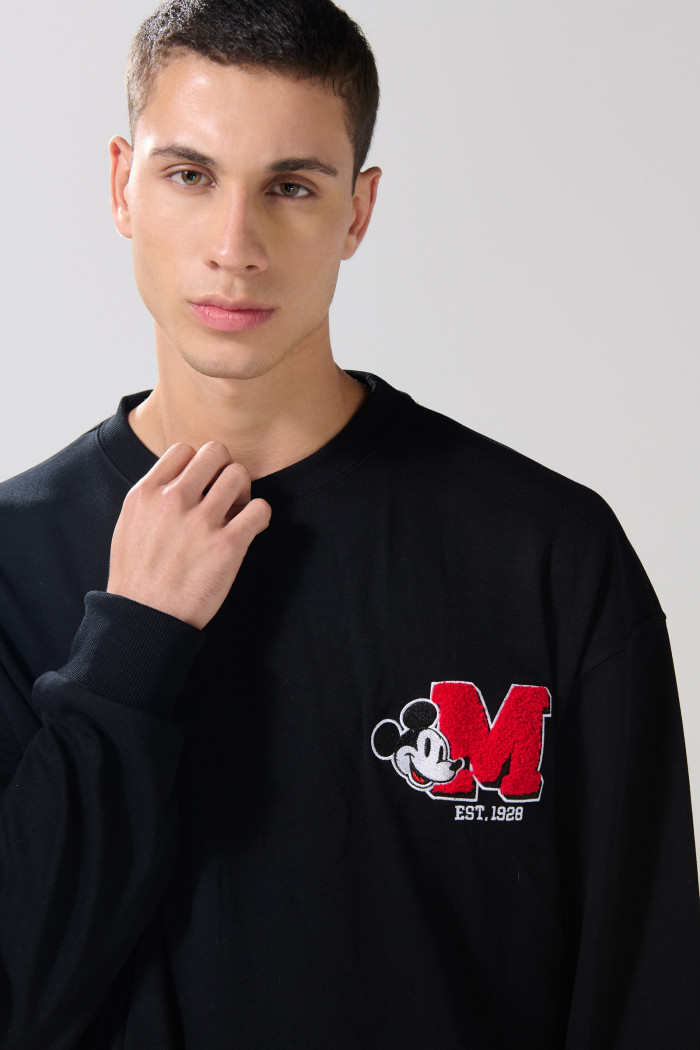 Buzo negro con cuello redondo y diseño de Mickey