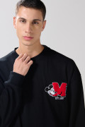 Buzo negro con cuello redondo y diseño de Mickey