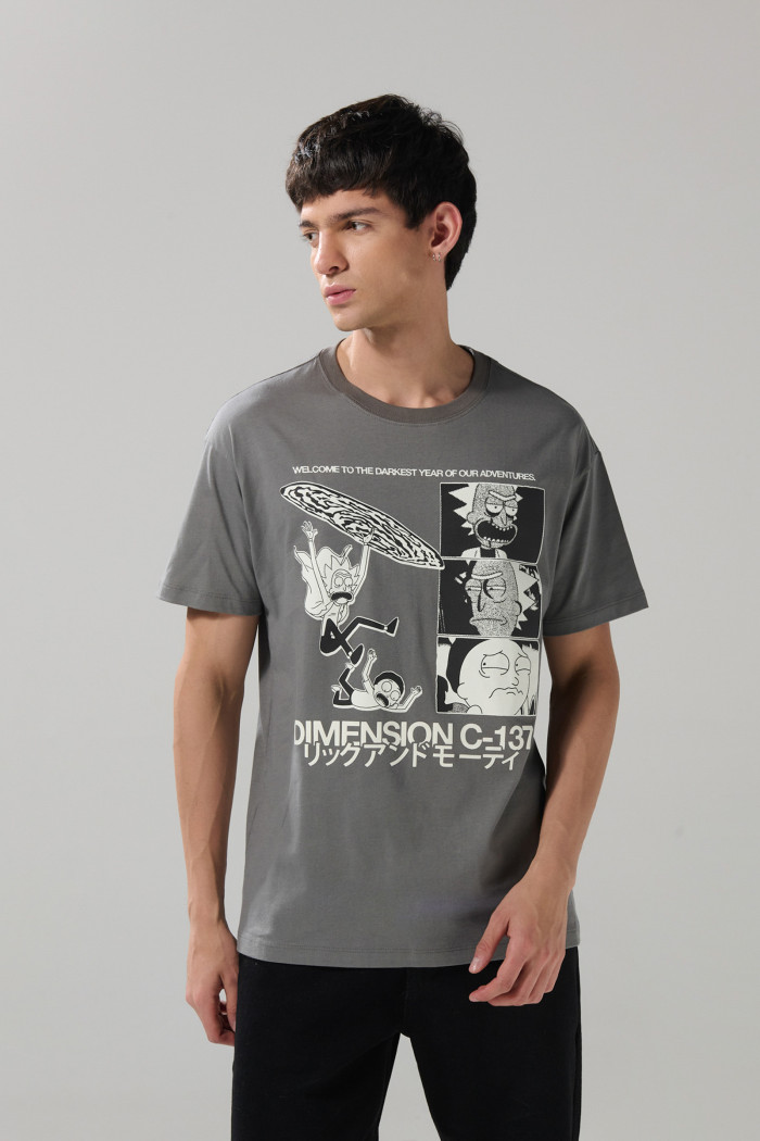 Camiseta gris intensa de Rick and Morty con manga corta