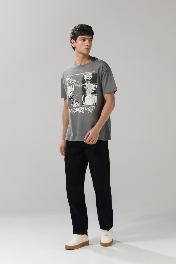 Camiseta gris intensa de Rick and Morty con manga corta
