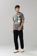Camiseta gris intensa de Rick and Morty con manga corta