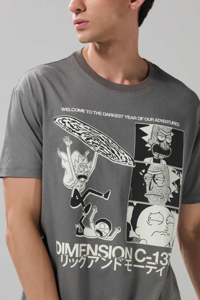 Camiseta gris intensa de Rick and Morty con manga corta