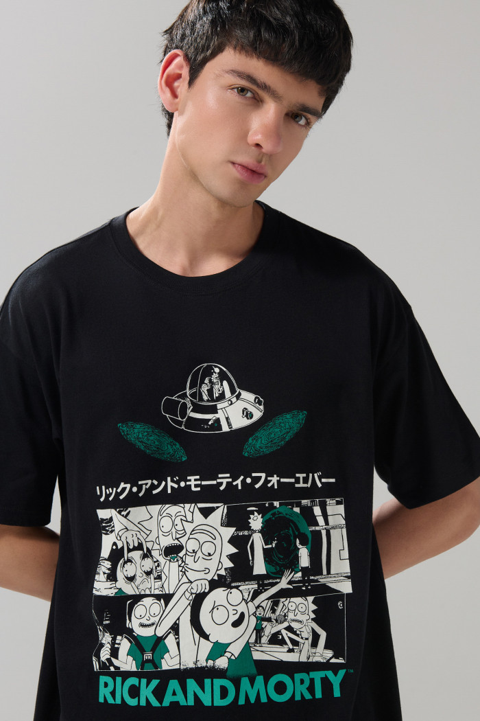 Camiseta de Rick and Morty negra con manga corta