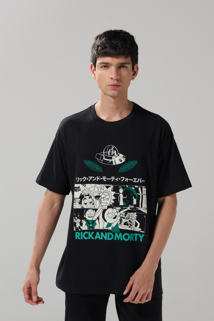 Camiseta de Rick and Morty negra con manga corta