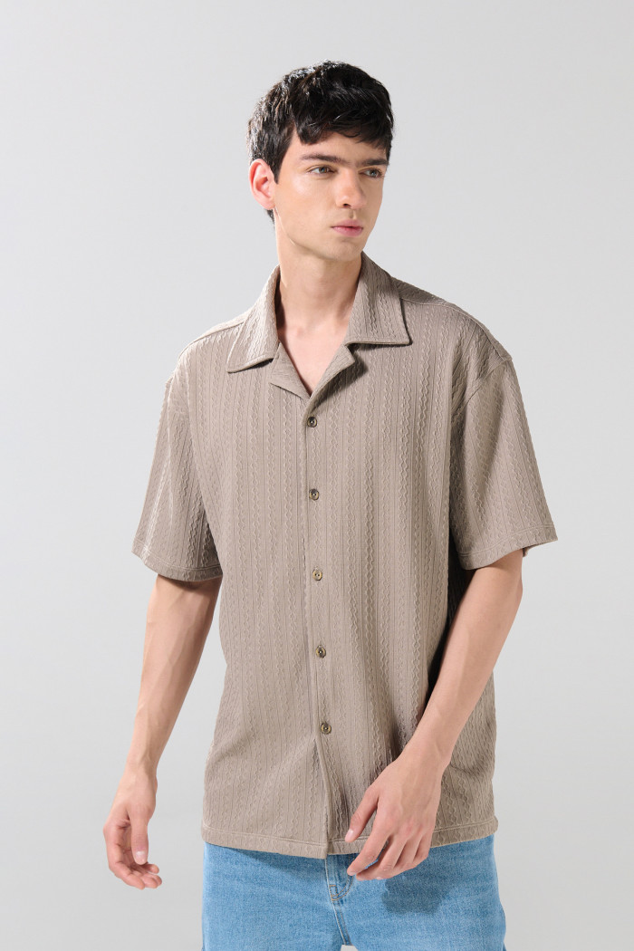 Camisa unicolor tejida con cuello resort y botones