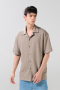 Camisa unicolor tejida con cuello resort y botones