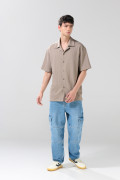 Camisa unicolor tejida con cuello resort y botones