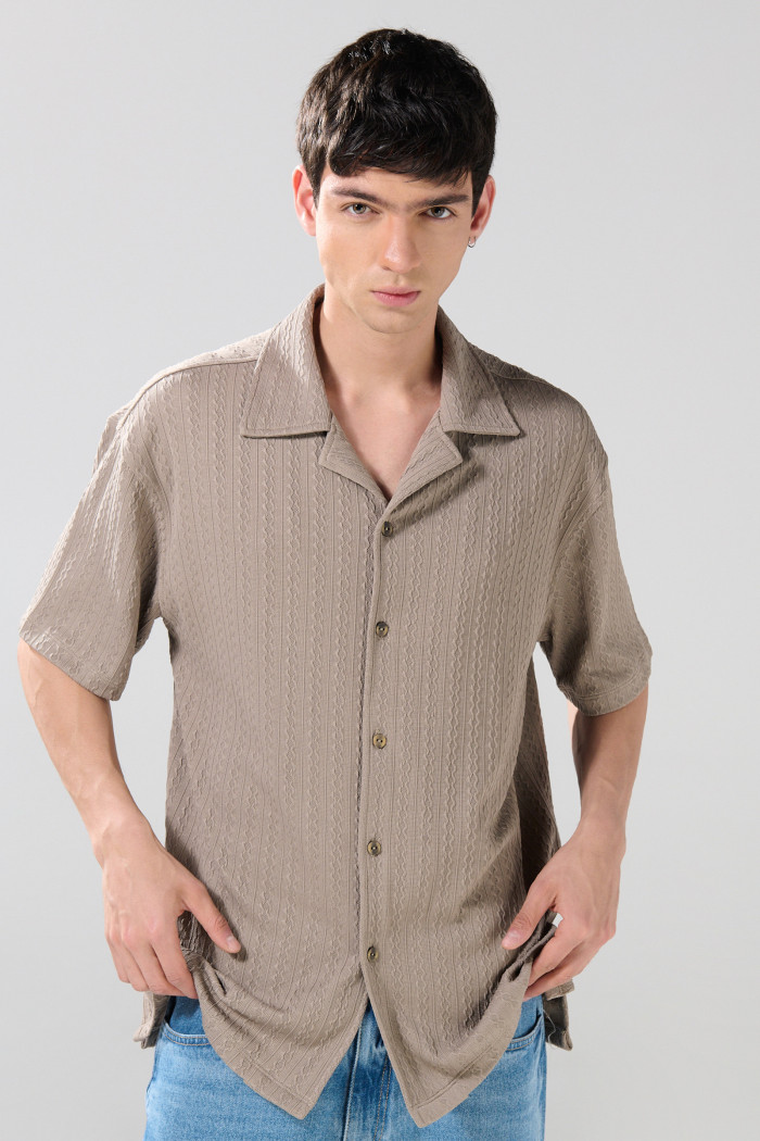 Camisa unicolor tejida con cuello resort y botones