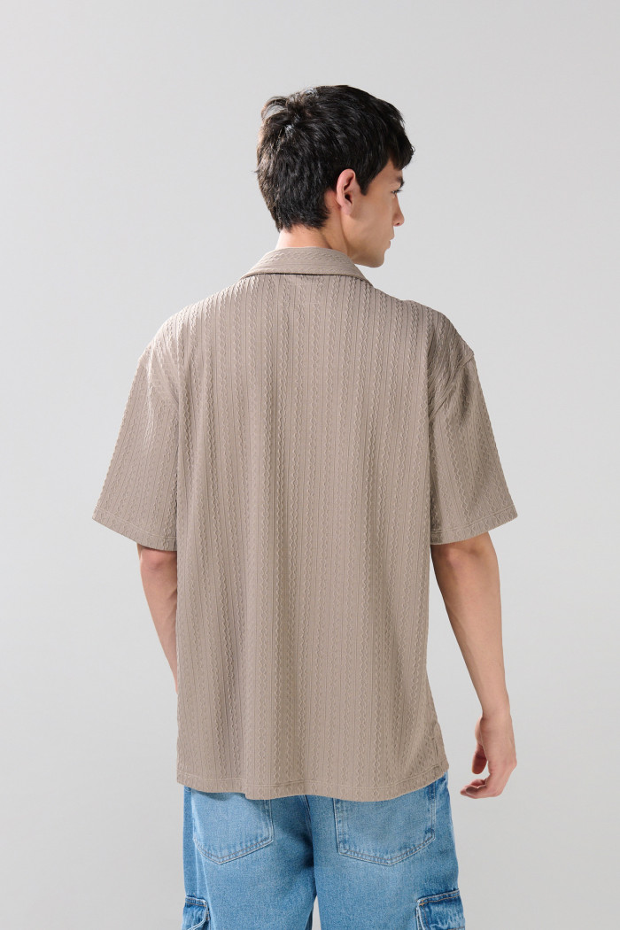 Camisa unicolor tejida con cuello resort y botones