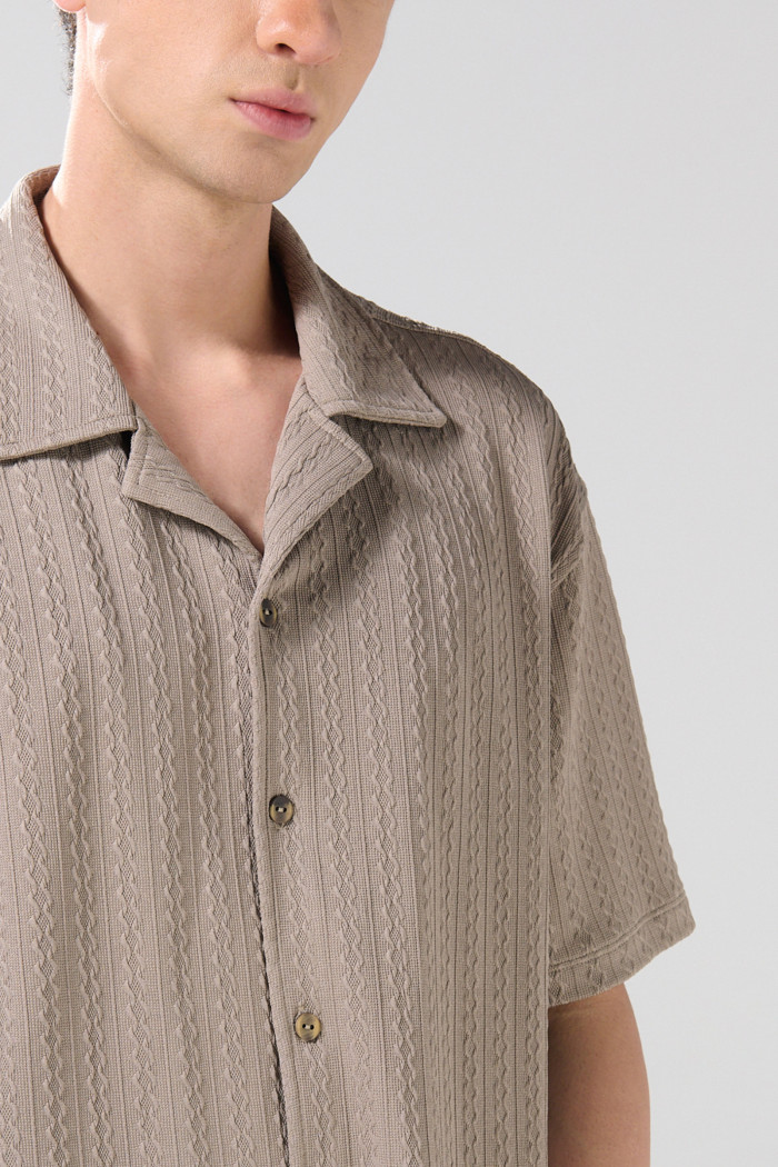 Camisa unicolor tejida con cuello resort y botones