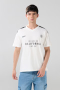 Camiseta cuello V crema clara con estampados college