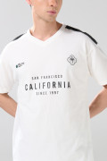 Camiseta cuello V crema clara con estampados college