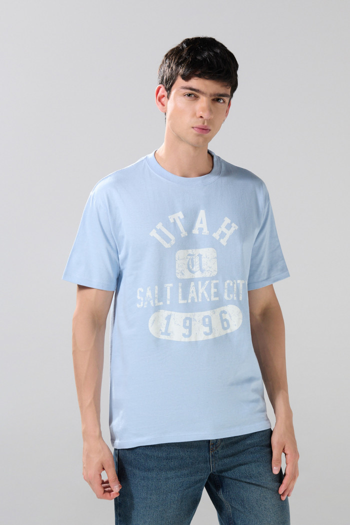Camiseta azul clara manga corta con texto college blanco