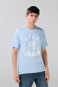 Camiseta azul clara manga corta con texto college blanco