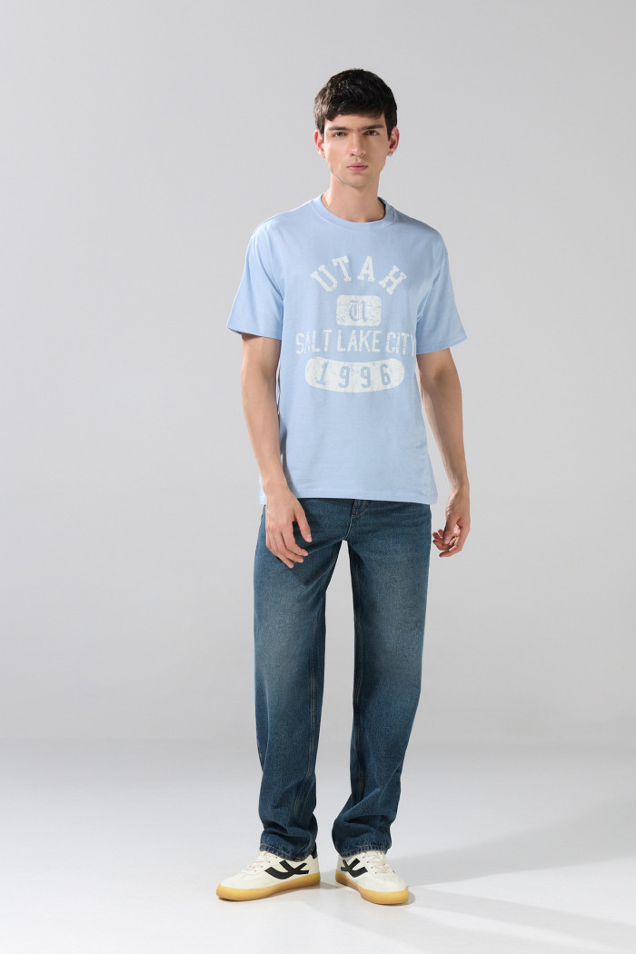 Camiseta azul clara manga corta con texto college blanco