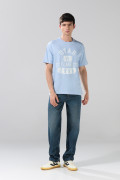 Camiseta azul clara manga corta con texto college blanco
