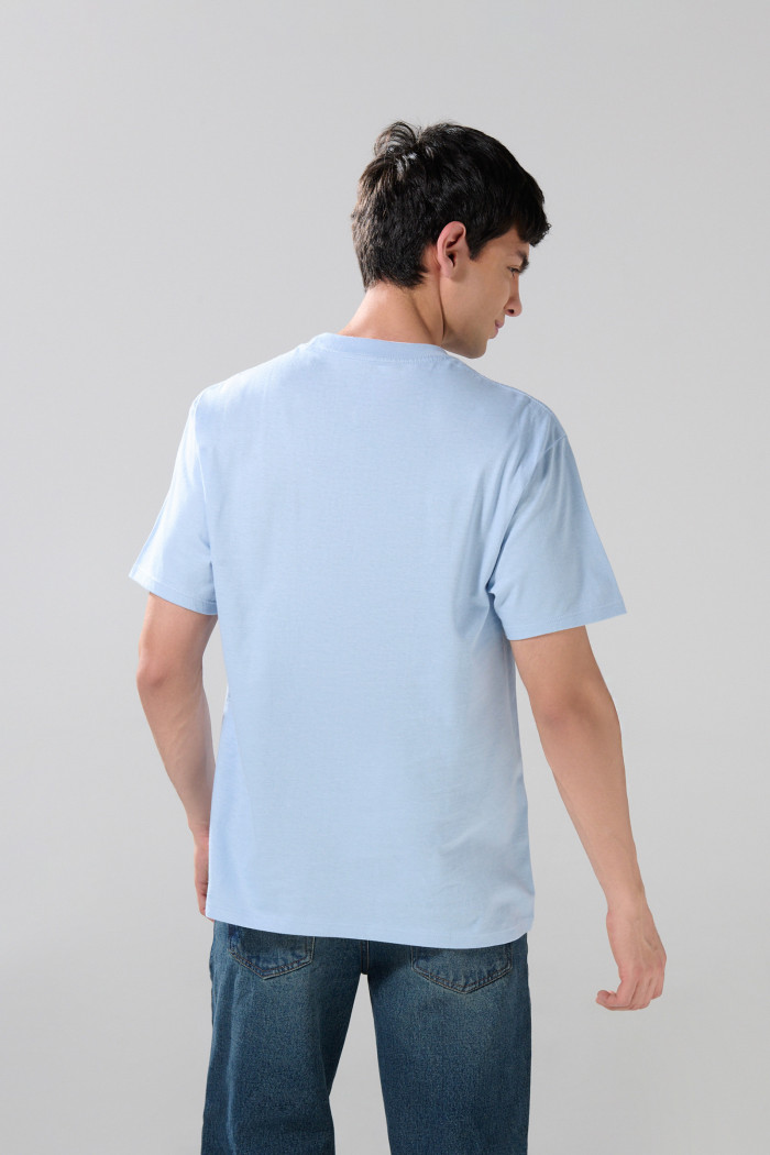 Camiseta azul clara manga corta con texto college blanco