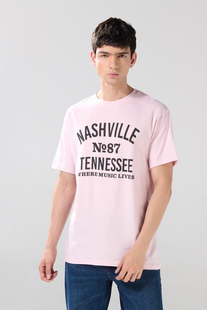 Camiseta cuello redondo rosada con texto college en frente