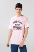 Camiseta cuello redondo rosada con texto college en frente