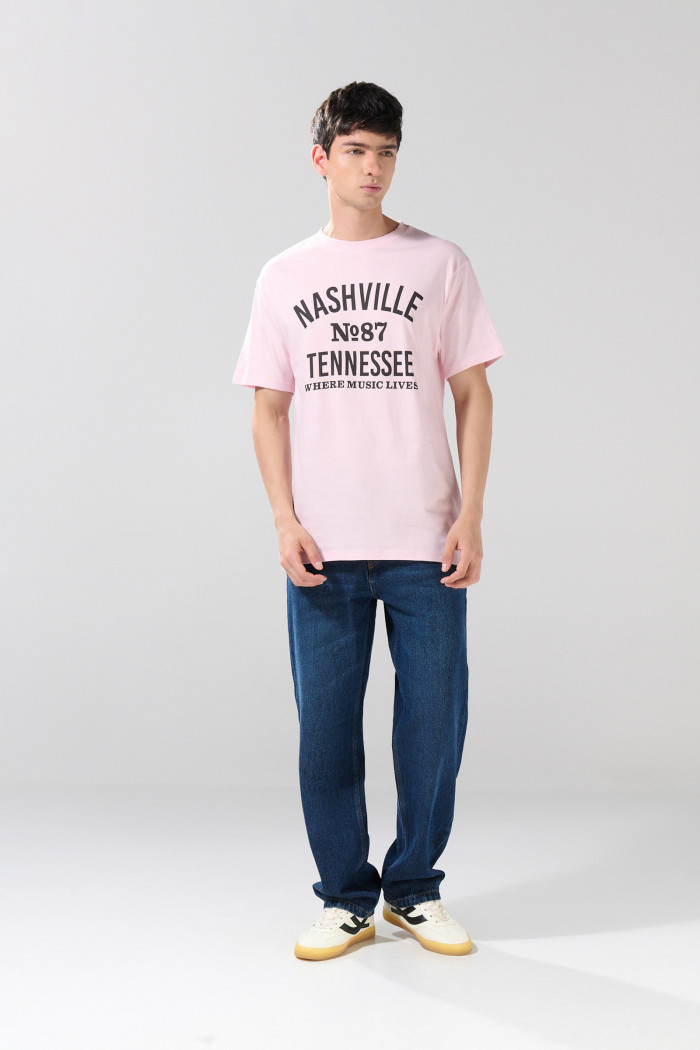 Camiseta cuello redondo rosada con texto college en frente
