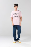 Camiseta cuello redondo rosada con texto college en frente