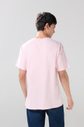 Camiseta cuello redondo rosada con texto college en frente
