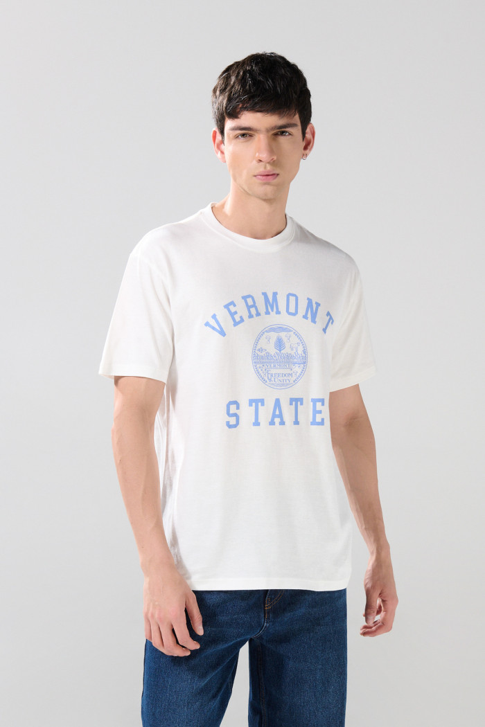 Camiseta crema manga corta con texto college azul