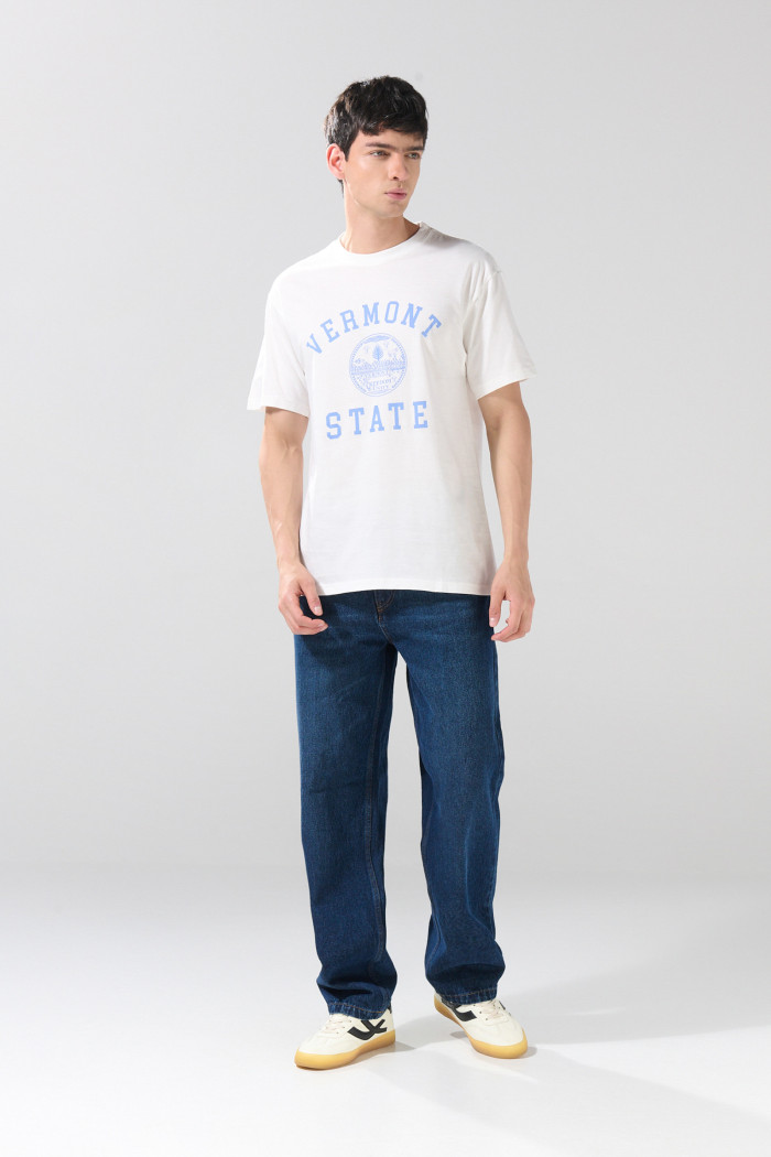 Camiseta crema manga corta con texto college azul