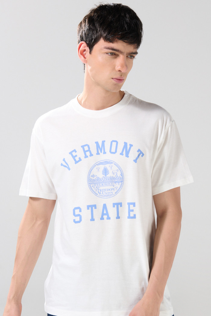 Camiseta crema manga corta con texto college azul