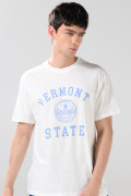 Camiseta crema manga corta con texto college azul