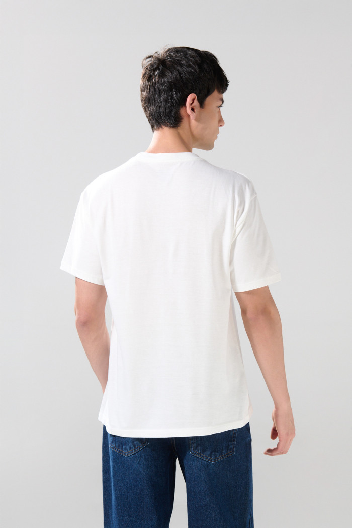 Camiseta crema manga corta con texto college azul