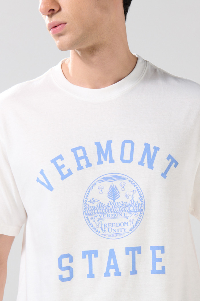 Camiseta crema manga corta con texto college azul