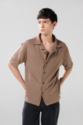 Camisa café oscura con diseños estampados y cuello resort