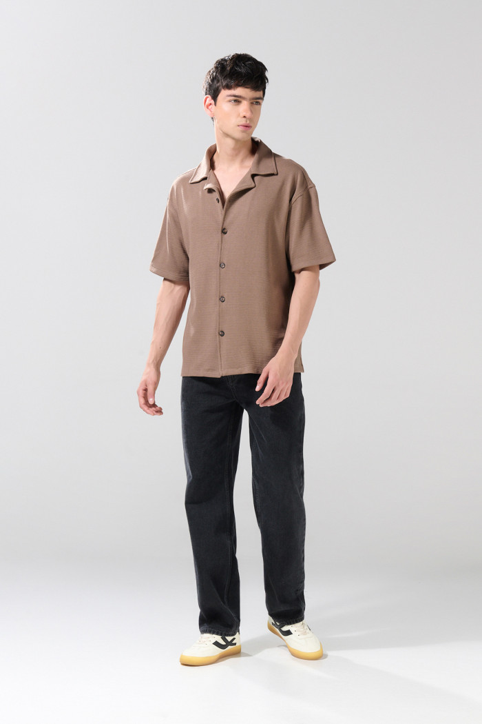 Camisa café oscura con diseños estampados y cuello resort