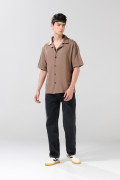 Camisa café oscura con diseños estampados y cuello resort