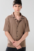 Camisa café oscura con diseños estampados y cuello resort
