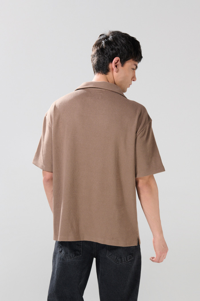 Camisa café oscura con diseños estampados y cuello resort