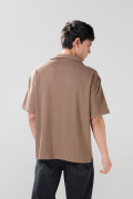 Camisa café oscura con diseños estampados y cuello resort
