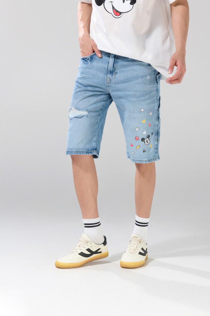 Bermuda de jean azul clara con diseños de Mickey